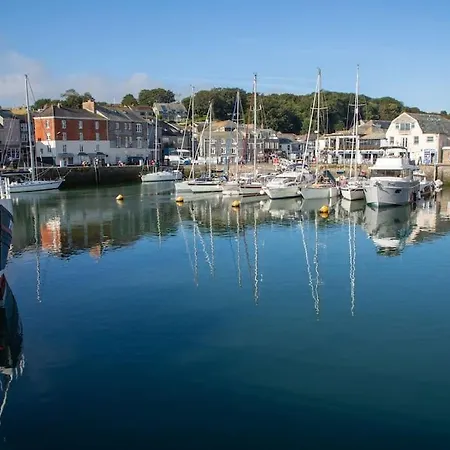 Trethvor House Ensuite Double With Free Parking In Quiet Residential Area Homestay Padstow